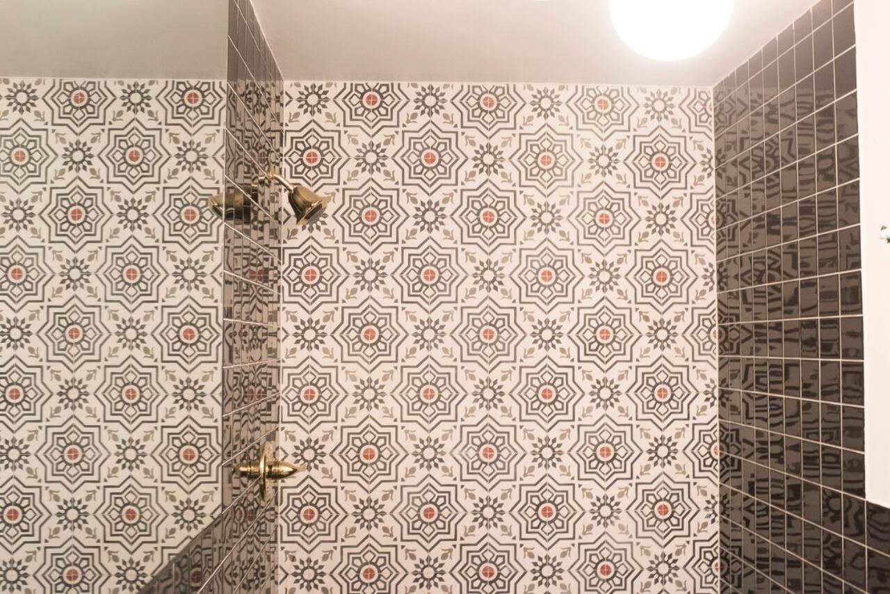 Art Filled Brooklyn Brownstone - 3 Bedroom 2.5 Bath, Deck, Tv Room, Library Appartement
