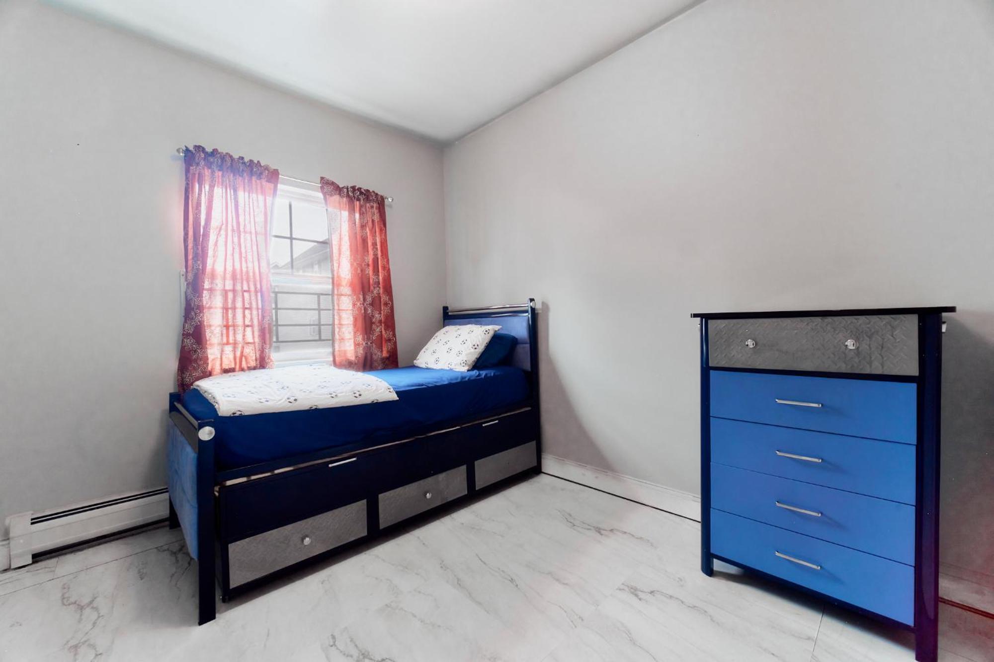 Holiday home Waterfront Gem Duplex 3 Bedroom 2floor In Whitestone Bronx Free Parking New York City