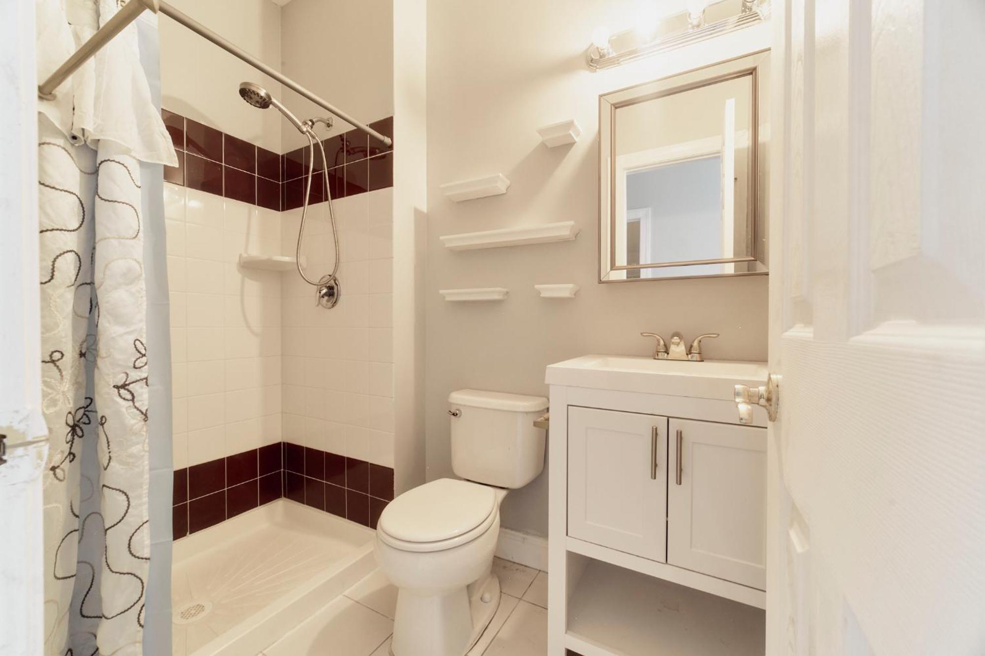 Waterfront Gem Duplex 3 Bedroom 2floor In Whitestone Bronx Free Parking * New York City