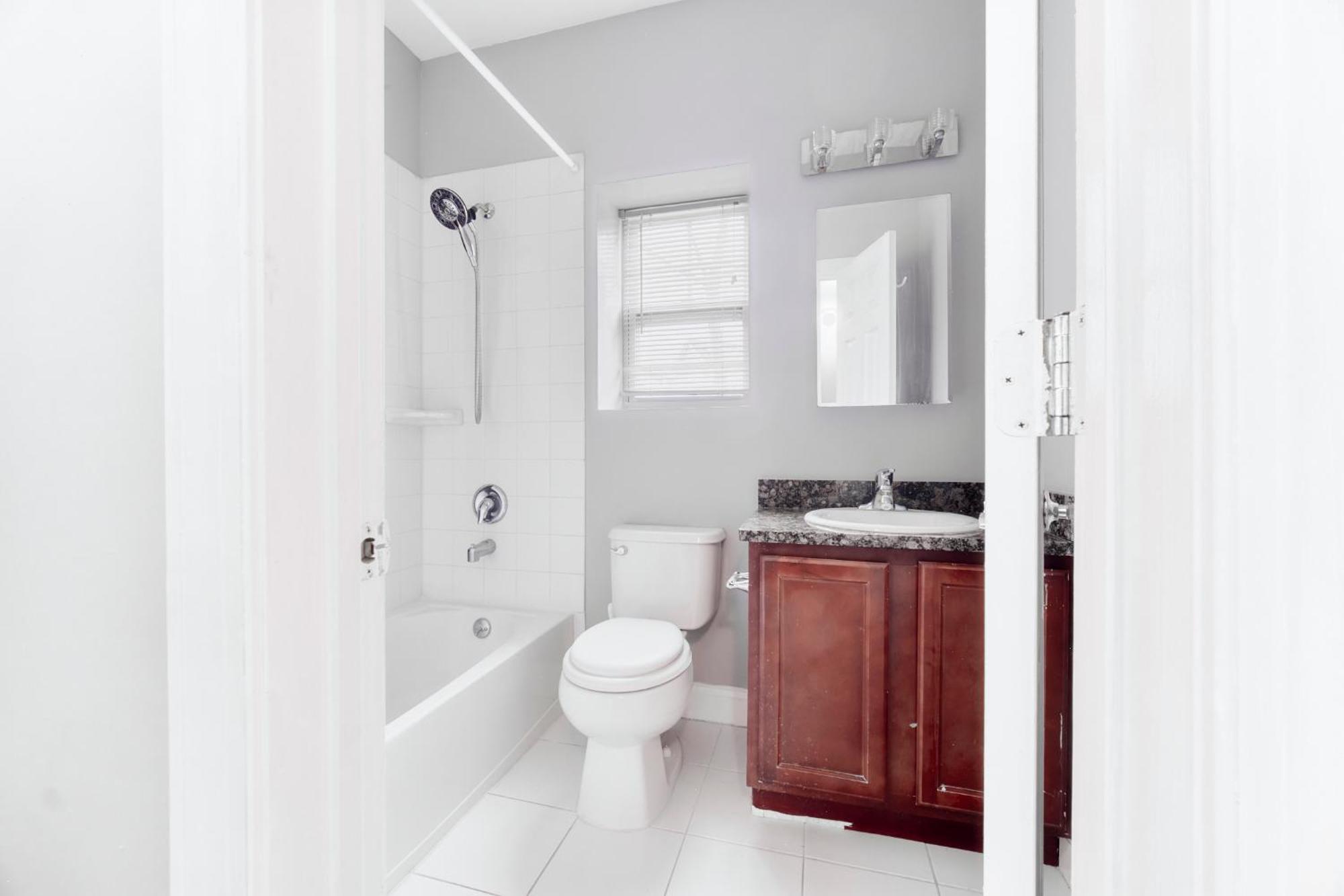 Waterfront Gem Duplex 3 Bedroom 2floor In Whitestone Bronx Free Parking * New York City