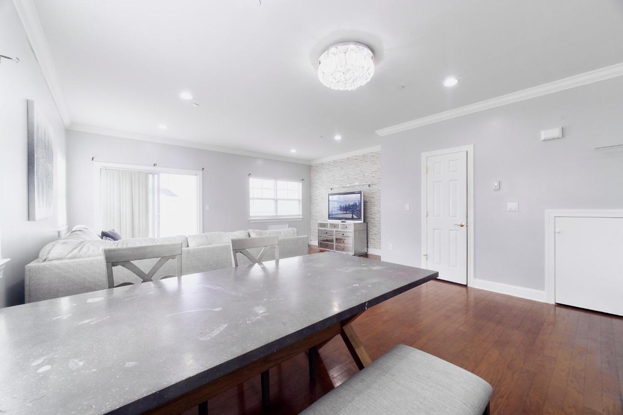 Waterfront Gem Duplex 3 Bedroom 2floor In Whitestone Bronx Free Parking * New York City