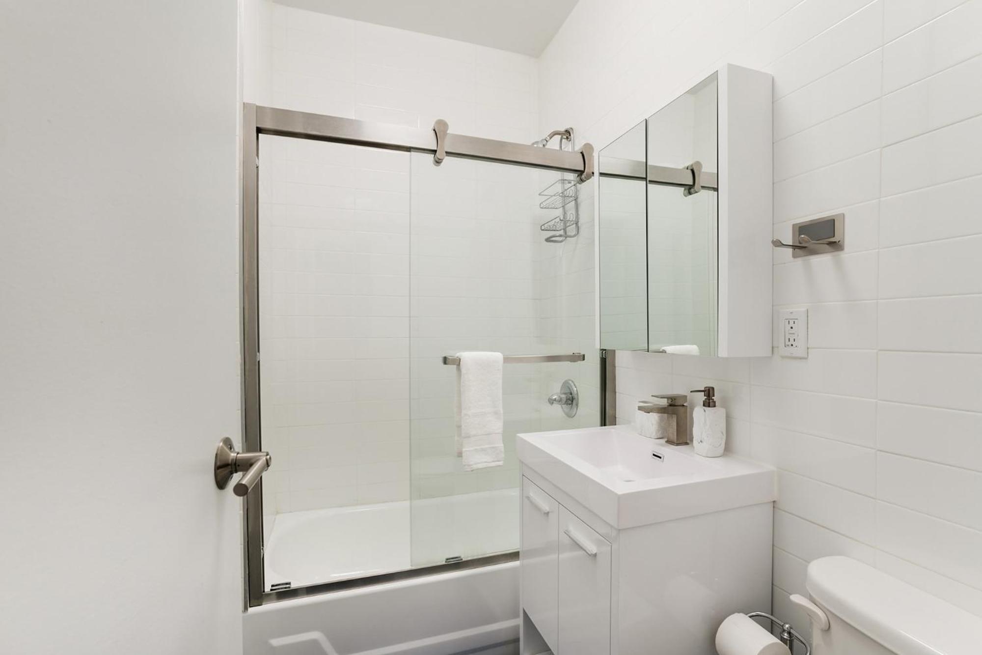 444-2e Modern 2br Hell's Kitchen * New York