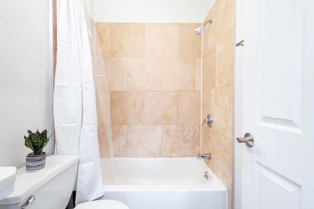 Apartment 1435-2 3 Bedrooms 2bath W D Ues