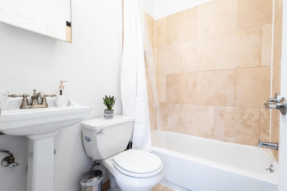 1435-2 3 Bedrooms 2bath W D Ues