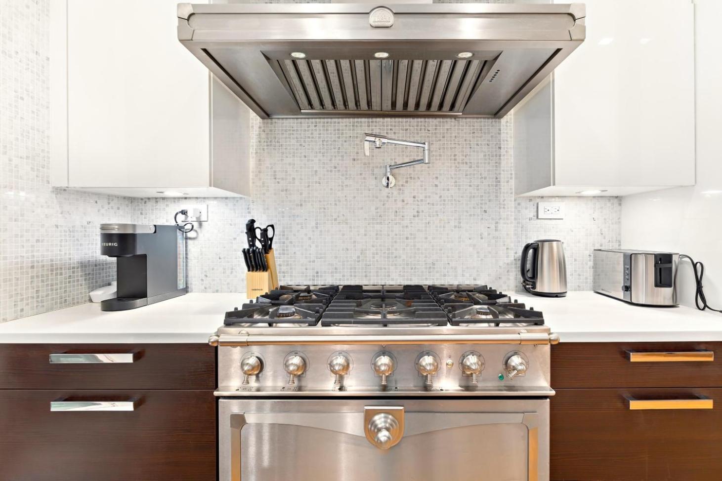 Luxurious 5 Bedroom Townhouse *