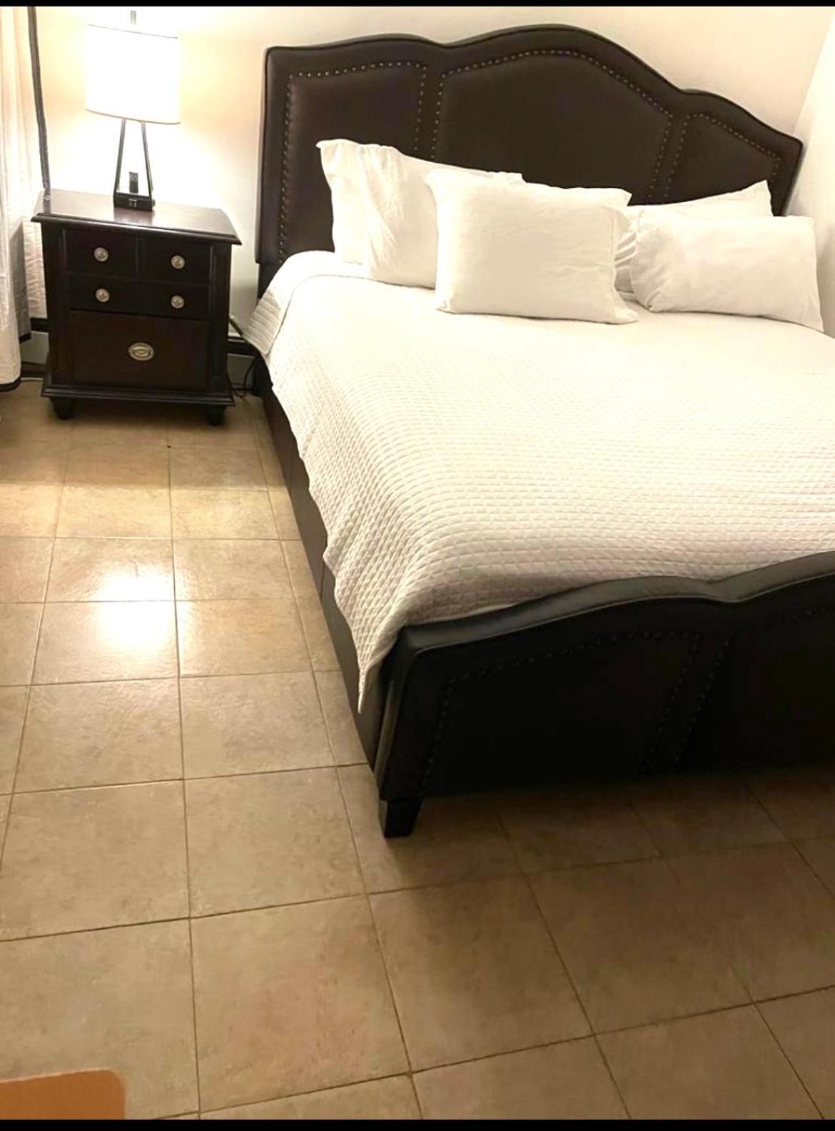 Séjour chez l'habitant Large 3-bedrooms/2-bath Apt, One Block To Train *