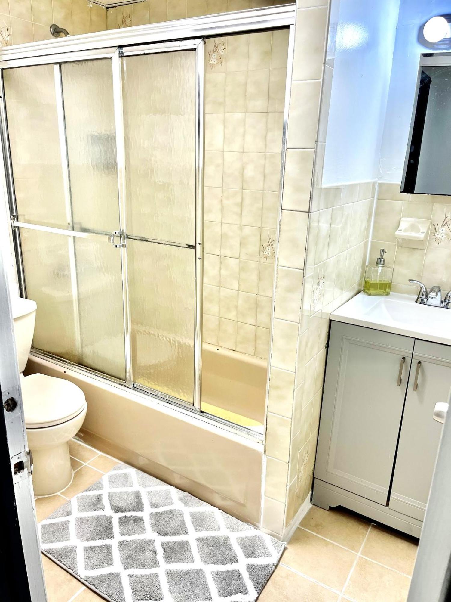 2 Bedrooms Lr Kit Bath And Backyard 2 Stops To Manhattan Lejlighed *