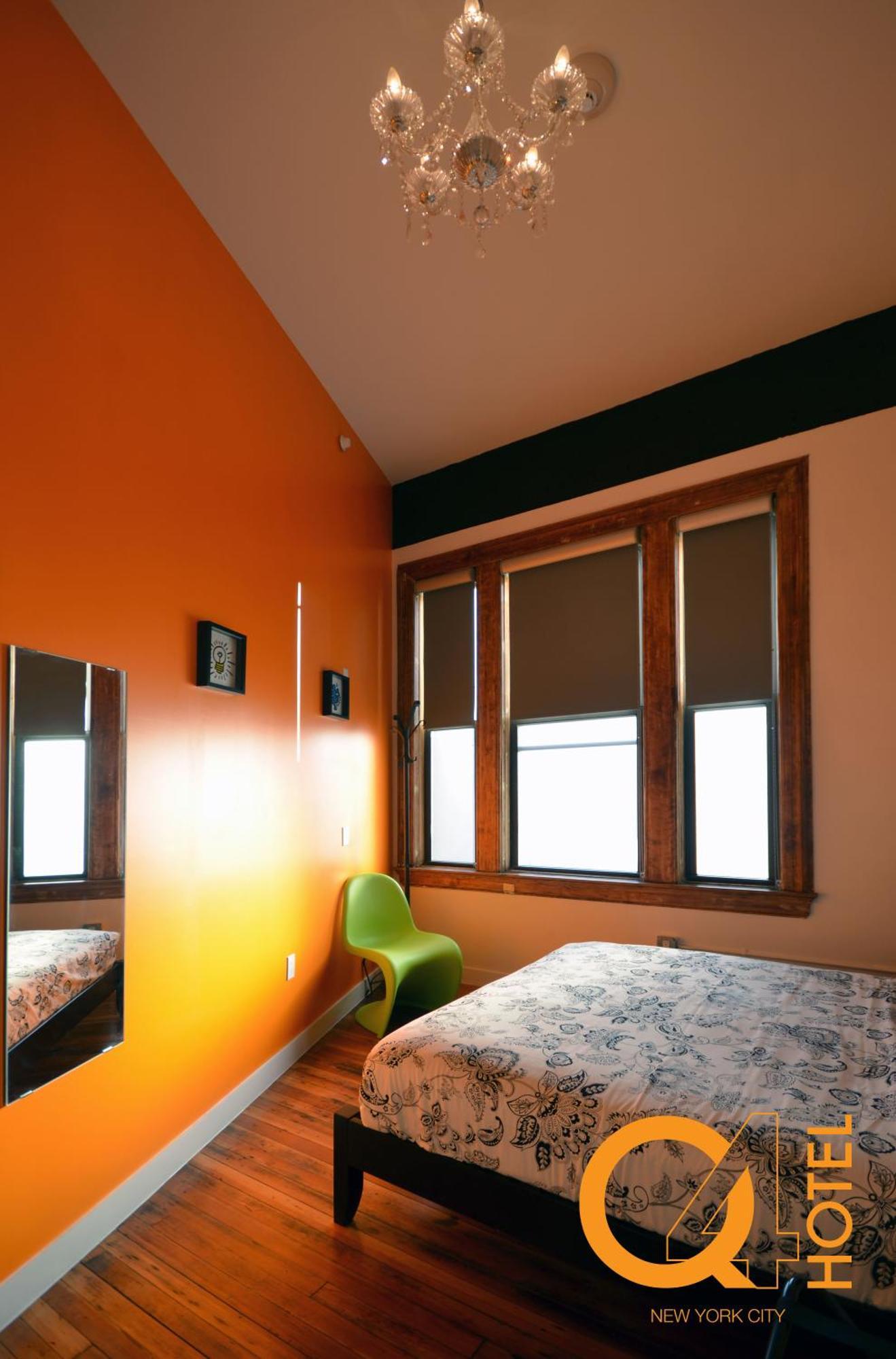 Hostel Q4 And New York City