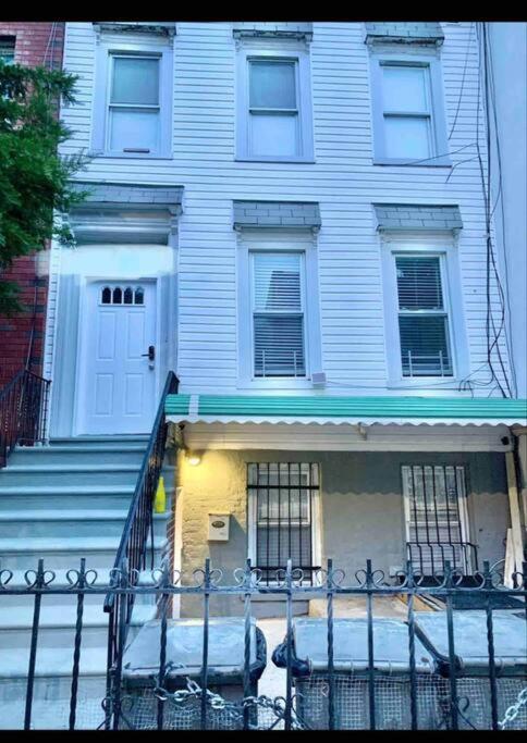3 Bedroom Duplex W Large Backyard Appartement New York