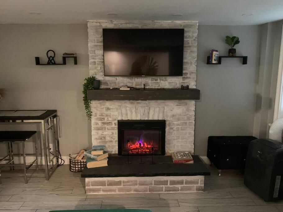 Appartement 3 Bedroom Duplex W Large Backyard *