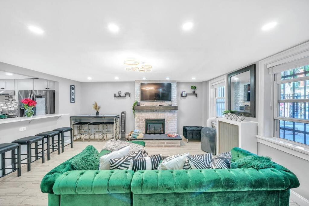3 Bedroom Duplex W Large Backyard Appartement *