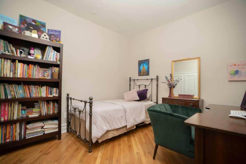 A Charming 4 Bd Garden Oasis Brick Townhouse Appartement