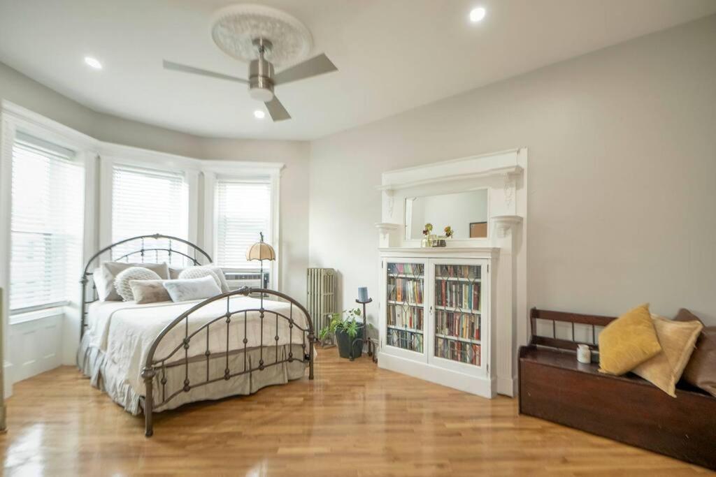A Charming 4 Bd Garden Oasis Brick Townhouse Appartement *