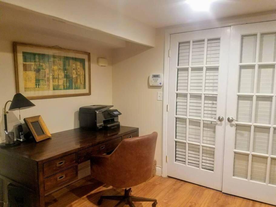 A Charming 4 Bd Garden Oasis Brick Townhouse Appartement