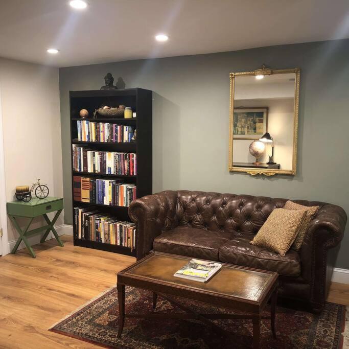 A Charming 4 Bd Garden Oasis Brick Townhouse Appartement New York