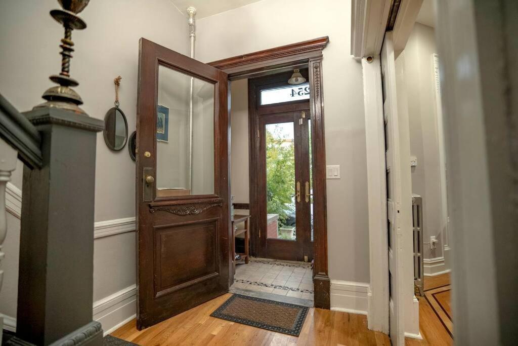 A Charming 4 Bd Garden Oasis Brick Townhouse Appartement