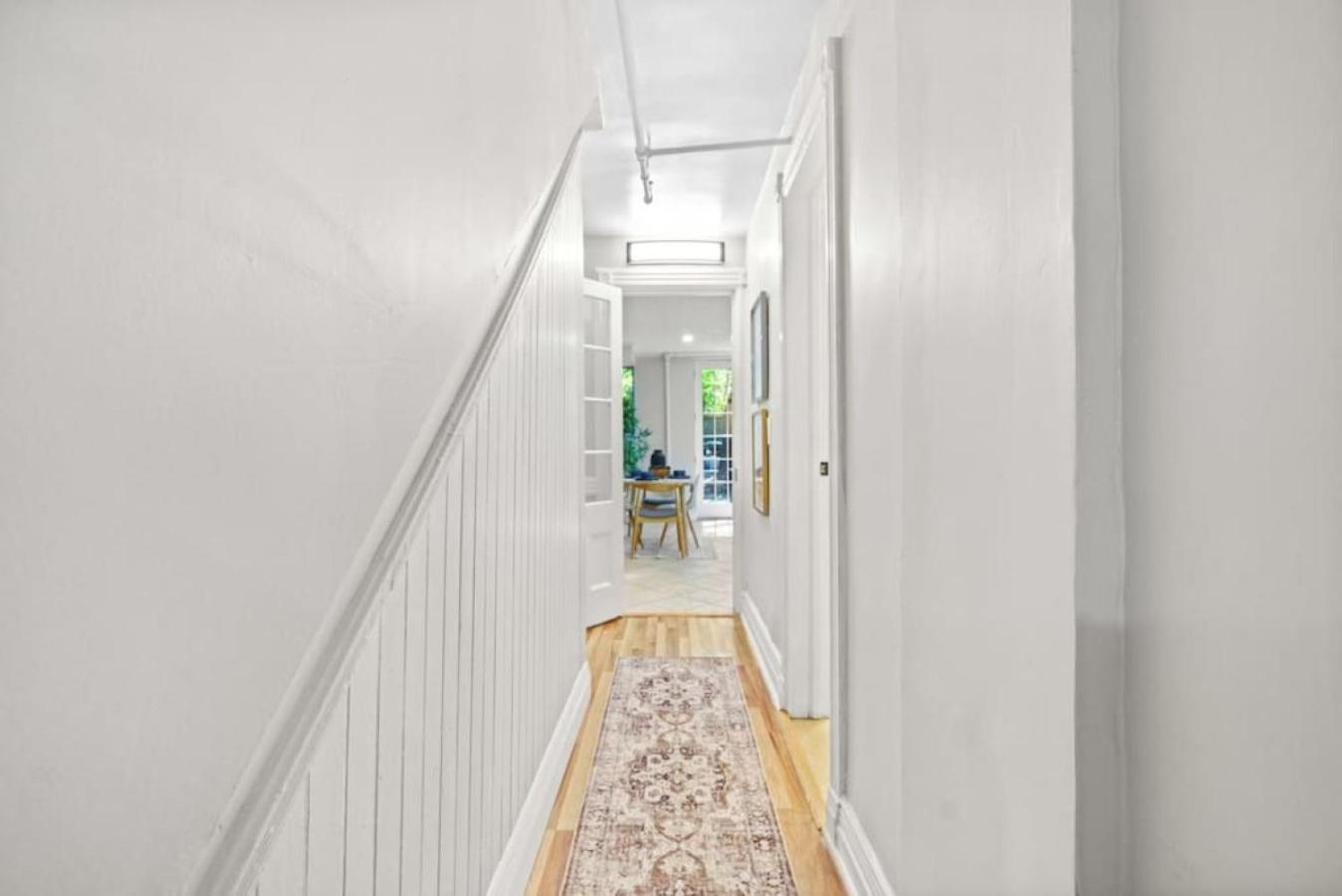 Casa de férias Newly Renovated 2br W Rare Private Backyard And Bbq
