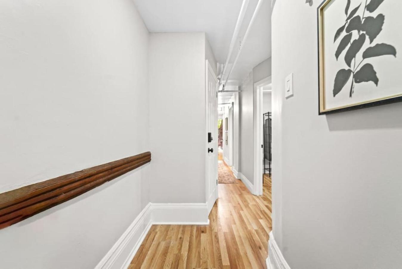 Hébergement de vacances Newly Renovated 2br W Rare Private Backyard And Bbq *