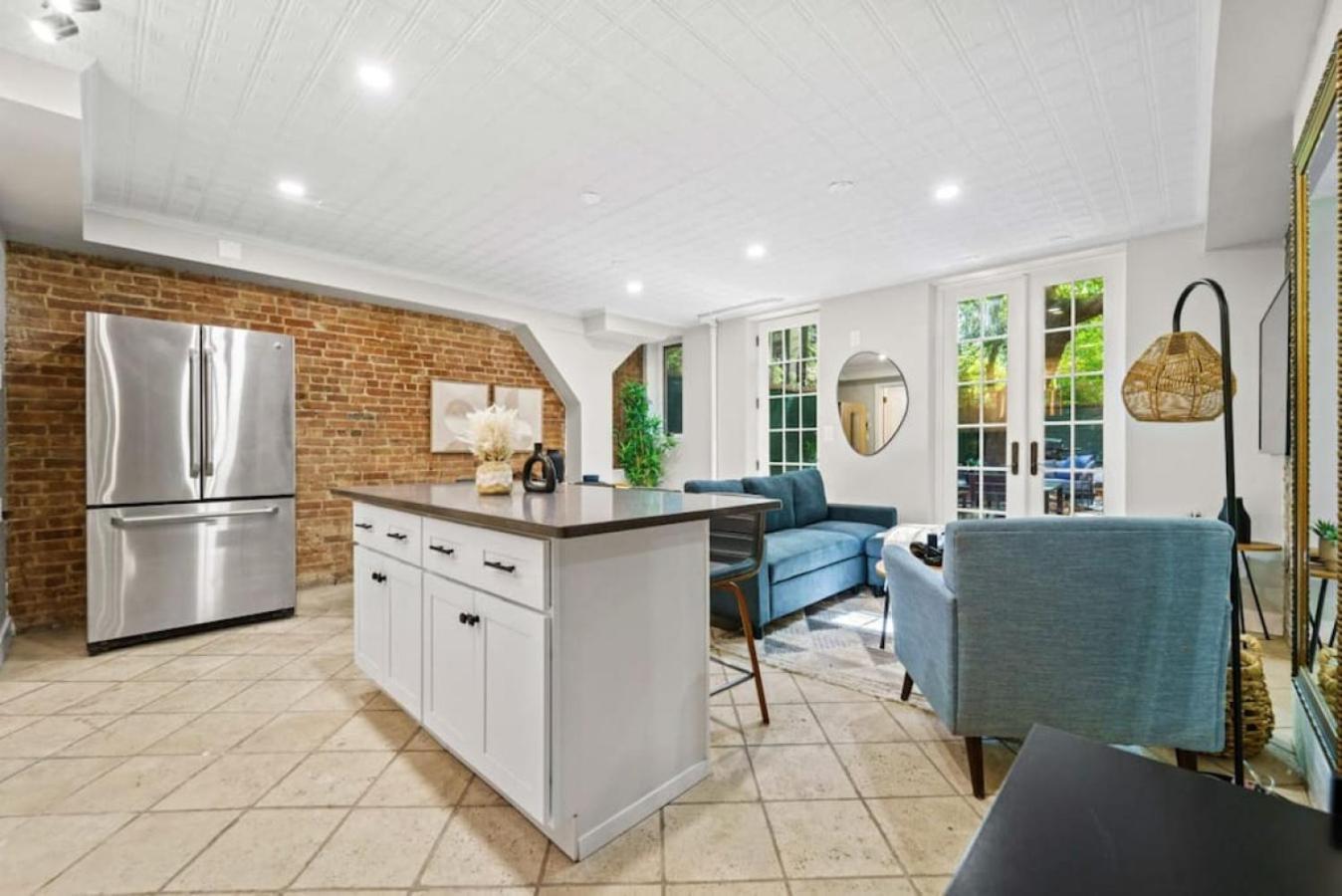 Newly Renovated 2br W Rare Private Backyard And Bbq Hébergement de vacances New York