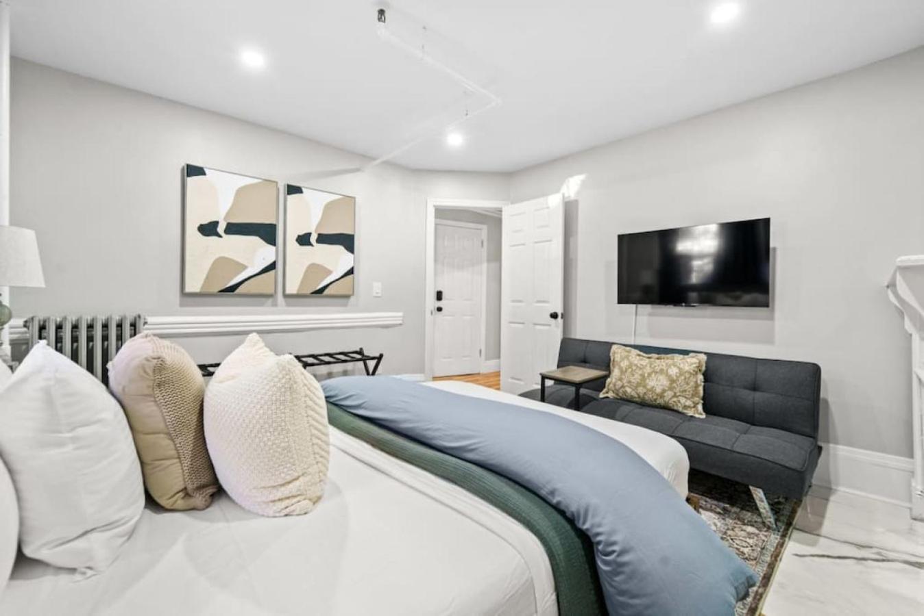 Newly Renovated 2br W Rare Private Backyard And Bbq Hébergement de vacances