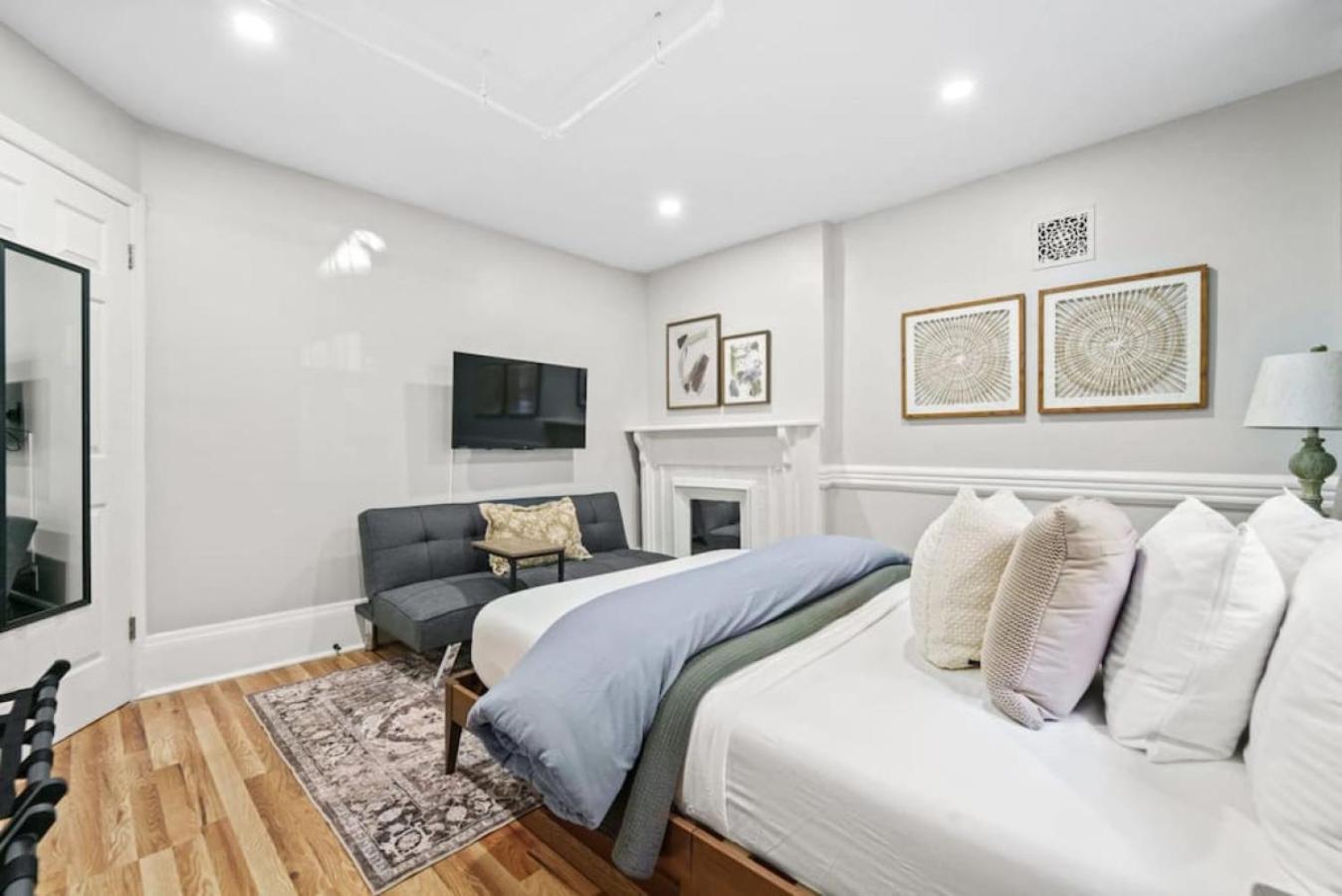 Hébergement de vacances Newly Renovated 2br W Rare Private Backyard And Bbq *