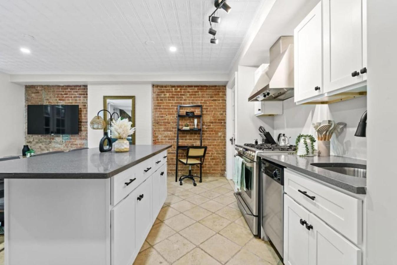 Newly Renovated 2br W Rare Private Backyard And Bbq Hébergement de vacances