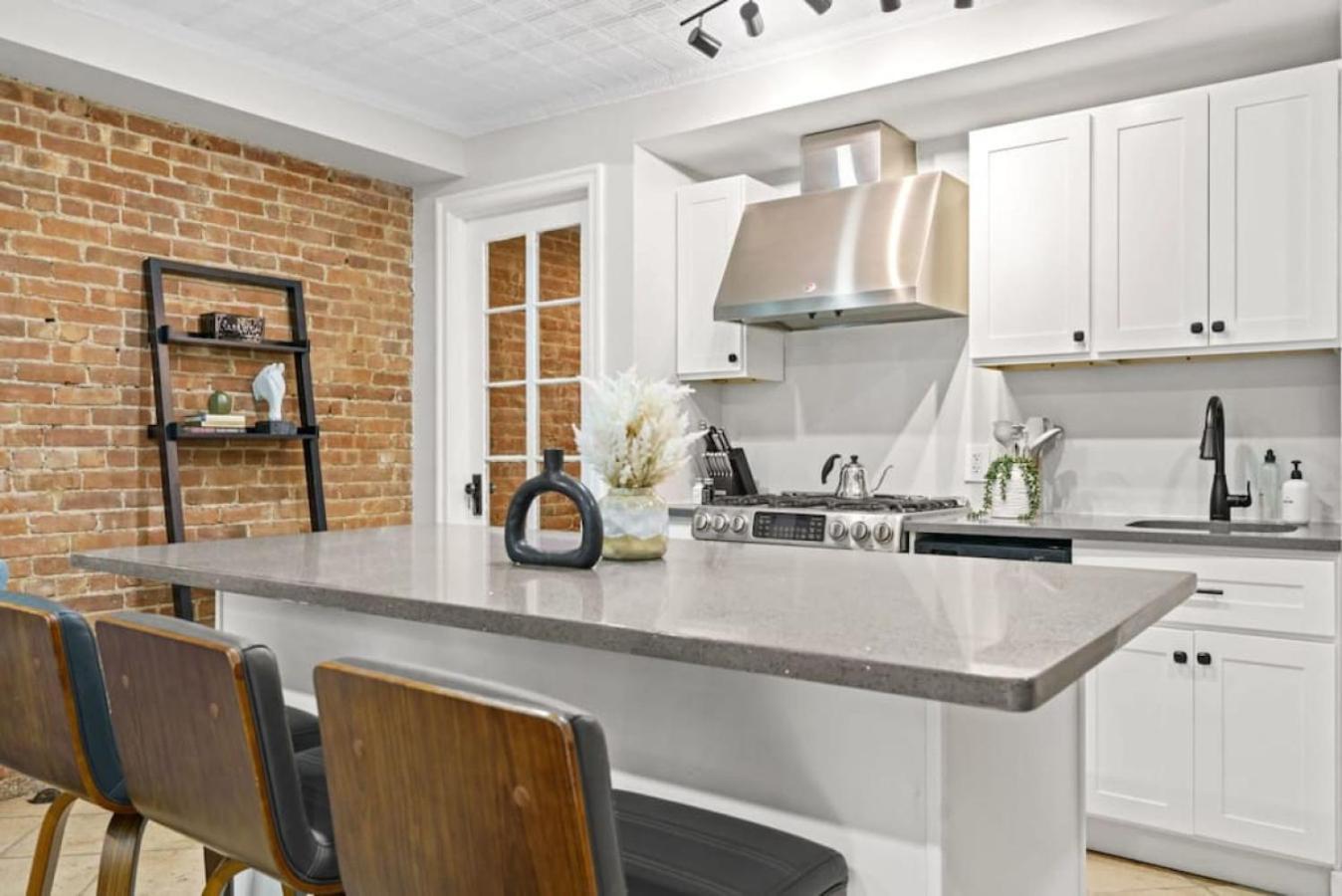 Newly Renovated 2br W Rare Private Backyard And Bbq Hébergement de vacances