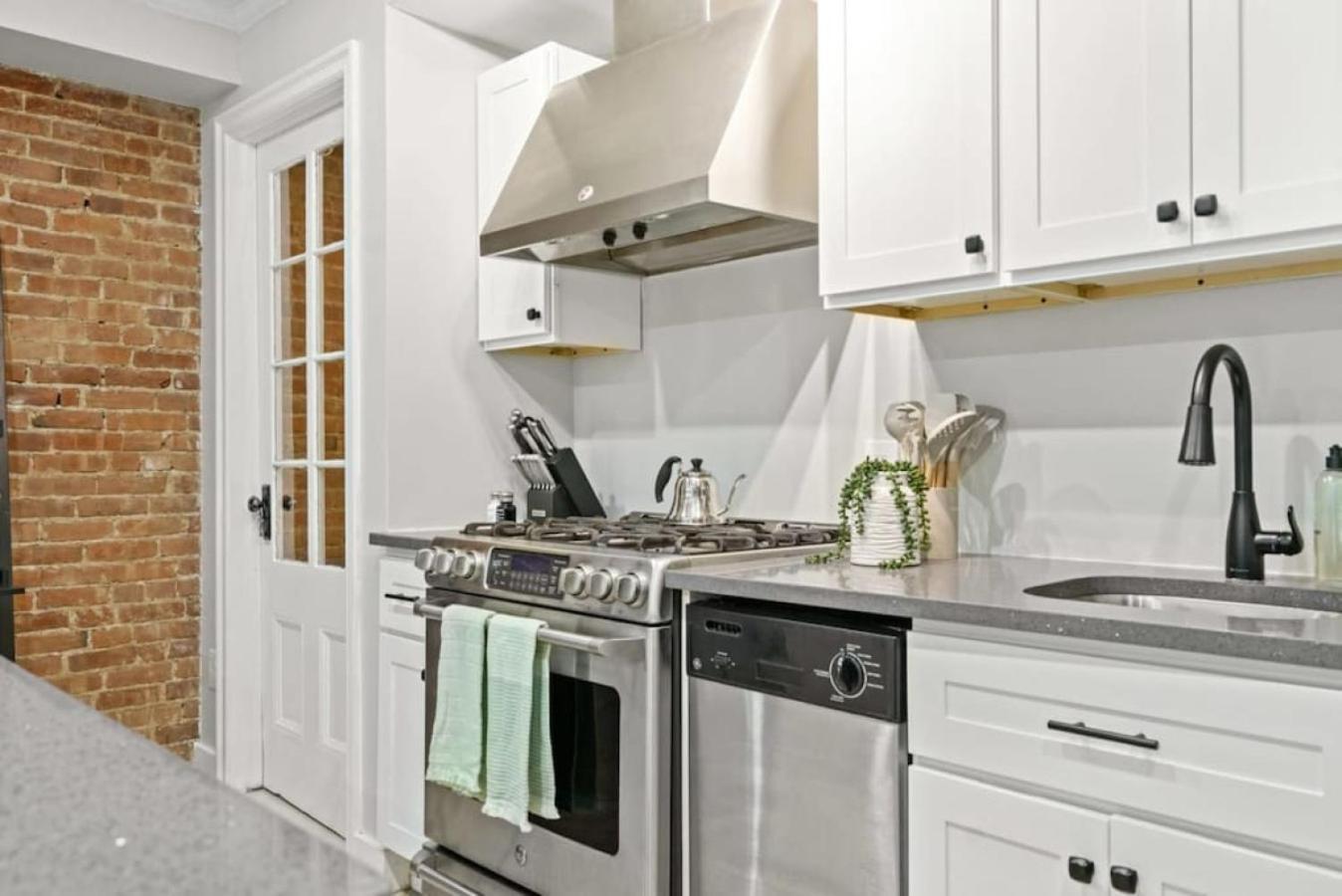 Newly Renovated 2br W Rare Private Backyard And Bbq Hébergement de vacances