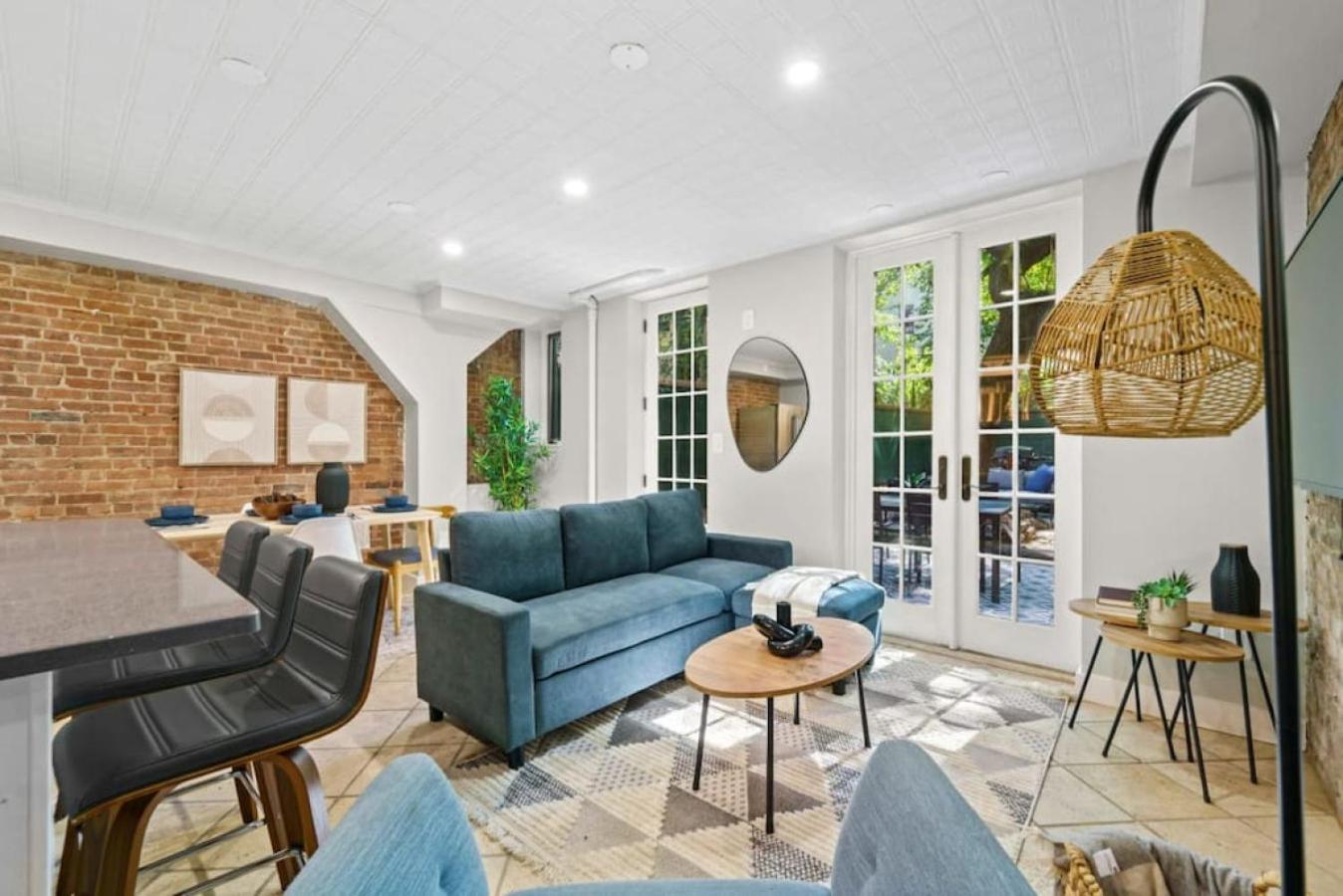 Hébergement de vacances Newly Renovated 2br W Rare Private Backyard And Bbq *