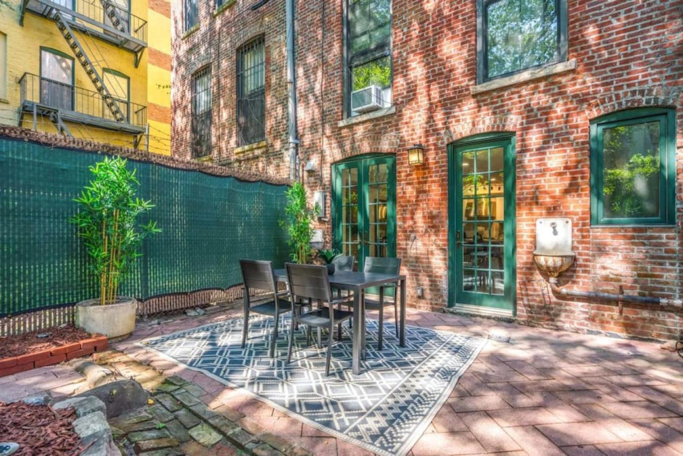 Newly Renovated 2br W Rare Private Backyard And Bbq Hébergement de vacances