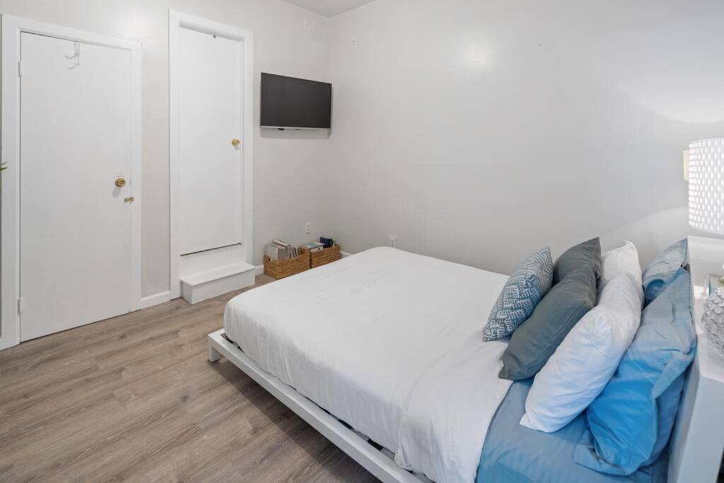 2br Great Location Short Walk To Times Square Appartement *