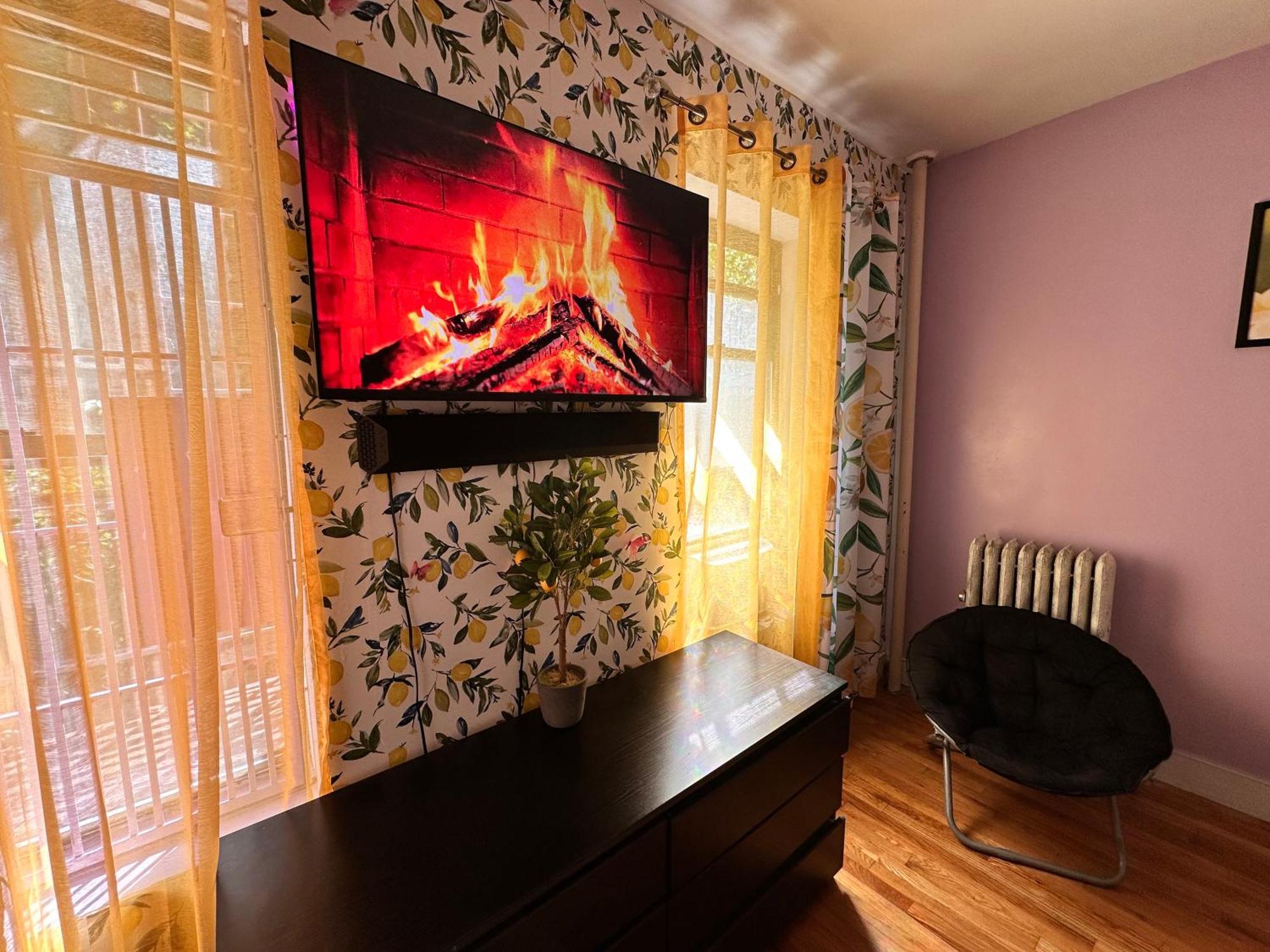 Lavender Queen Room Bright & Peaceful Stay In Central Harlem Apartment New York City
