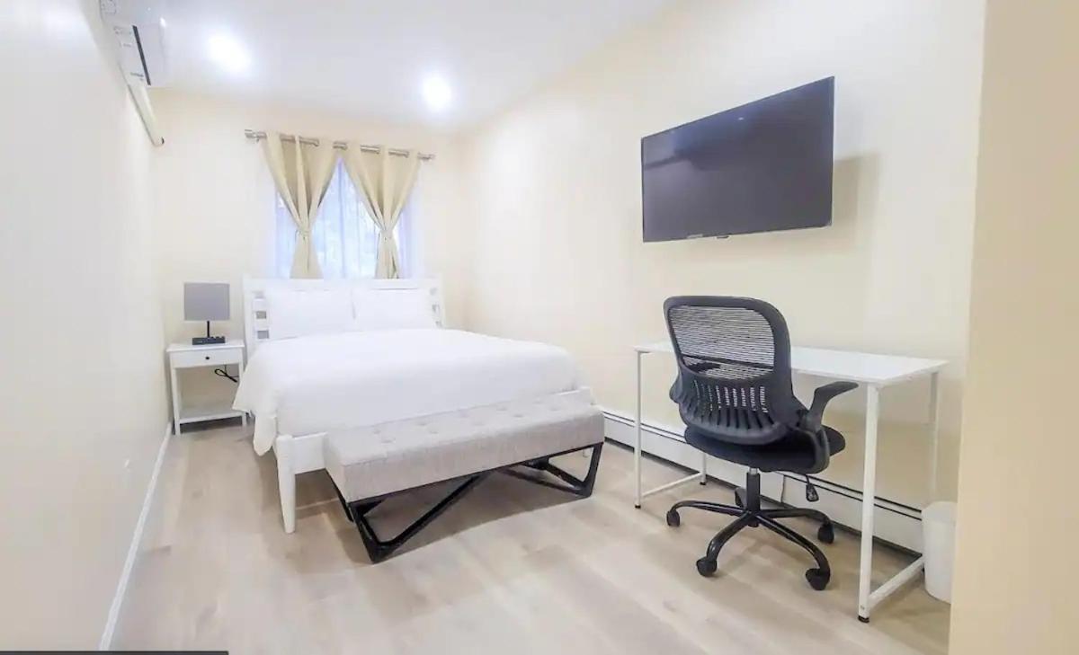 Chic Flushing Retreat, Newly Renovated Suites For Accommodatie bij particulieren *