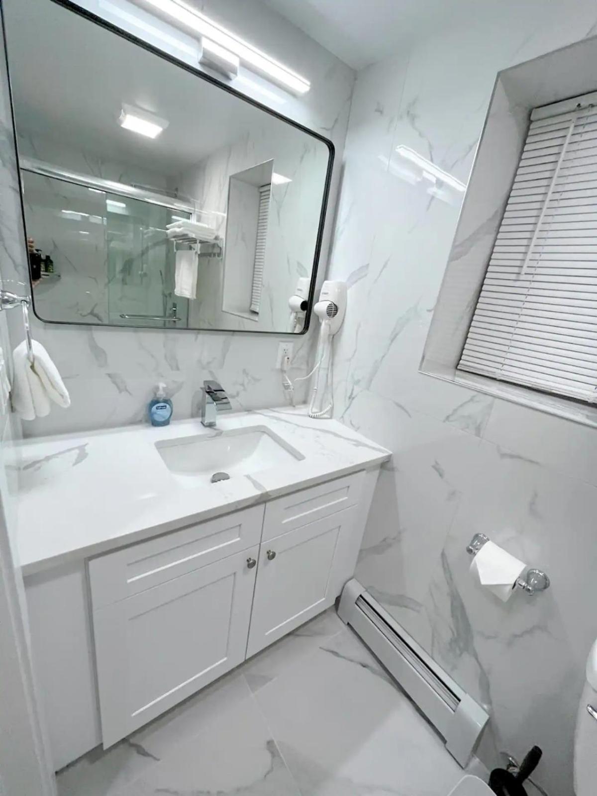 Chic Flushing Retreat, Newly Renovated Suites For Séjour chez l'habitant *