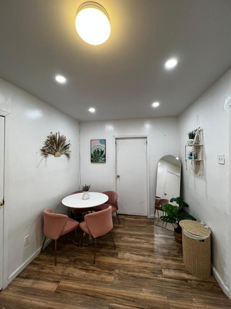 Amazing Ground Floor 2 Bedrooms In Nyc Subway Crossing The Street And One Station To Manhattan Appartement New York