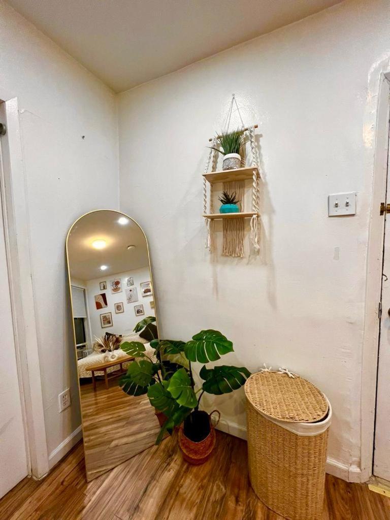 Amazing Ground Floor 2 Bedrooms In Nyc Subway Crossing The Street And One Station To Manhattan Appartement