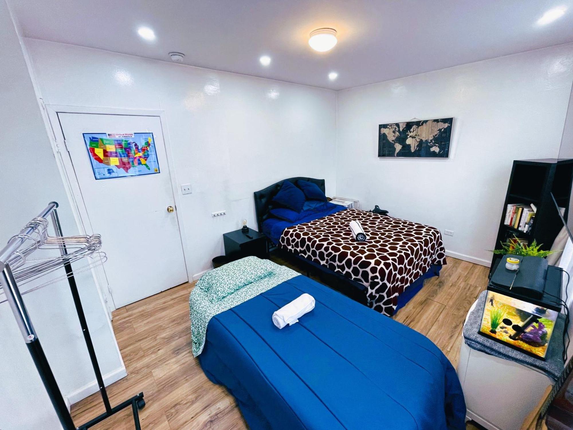 Amazing Ground Floor 2 Bedrooms In Nyc Subway Crossing The Street And One Station To Manhattan Apartamento
