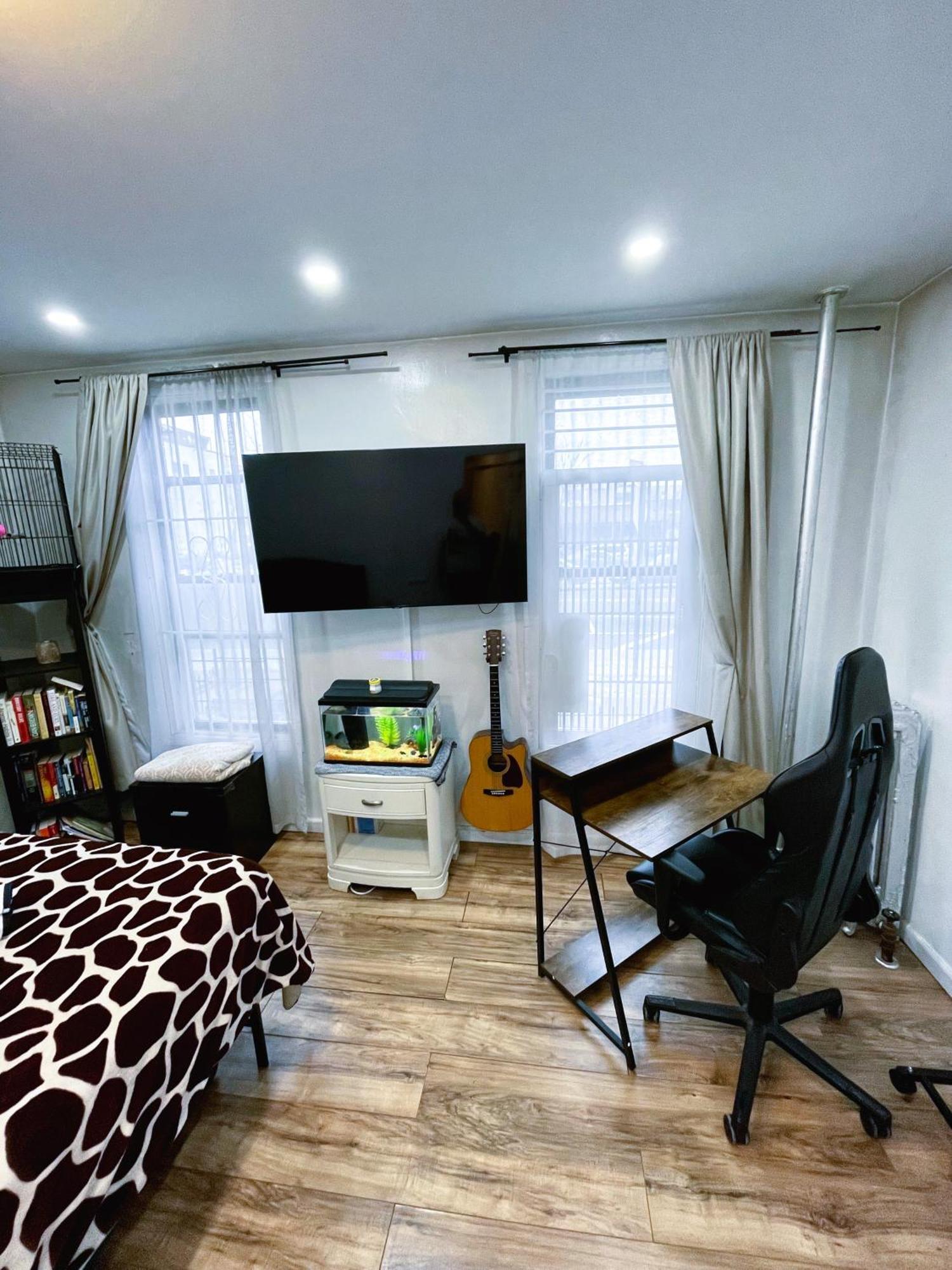 Amazing Ground Floor 2 Bedrooms In Nyc Subway Crossing The Street And One Station To Manhattan Apartamento