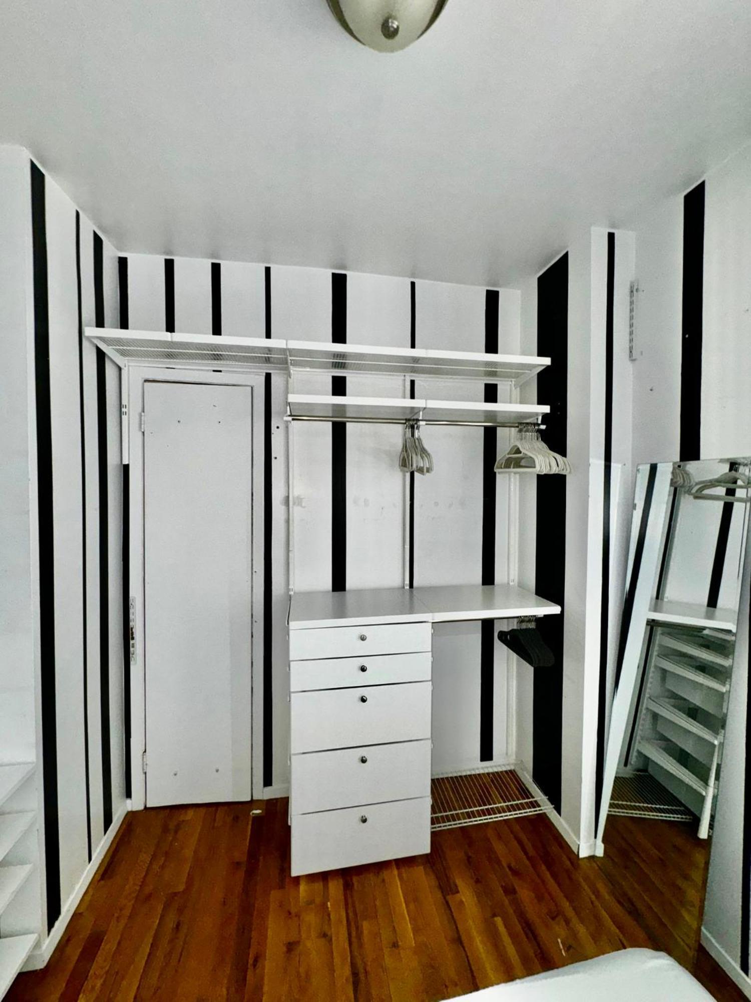 Amazing Ground Floor 2 Bedrooms In Nyc Subway Crossing The Street And One Station To Manhattan Nova York