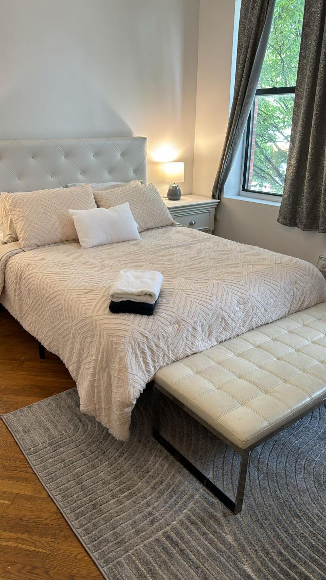 Bright 3 Bedroom Apartment In East Harlem! *