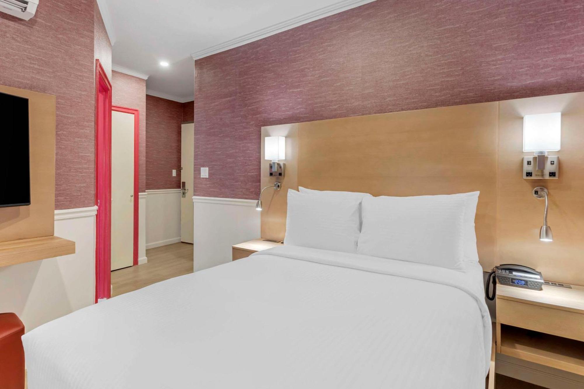 The Mayfair Times Square, Ascend Collection 3*