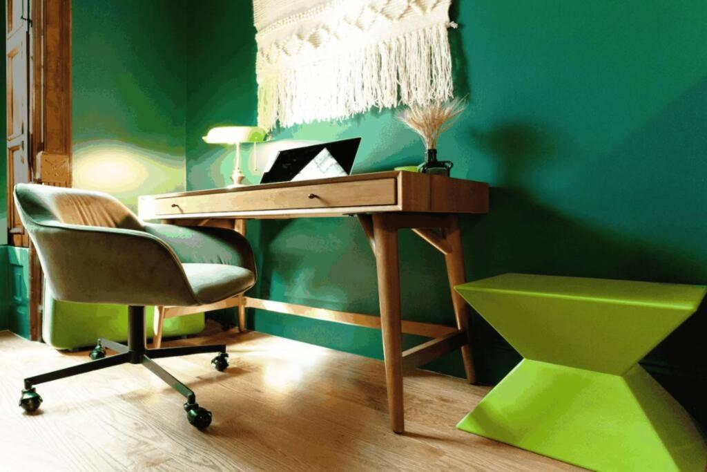 Apartment The Room: 70s Groove Themed New York City