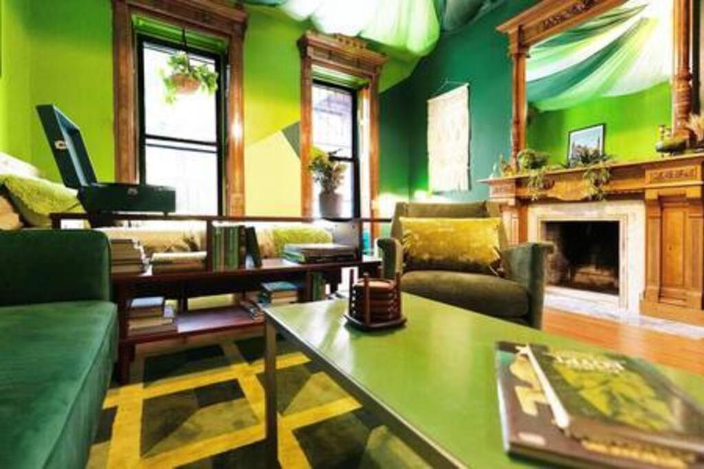 The Room: 70s Groove Themed Appartamento