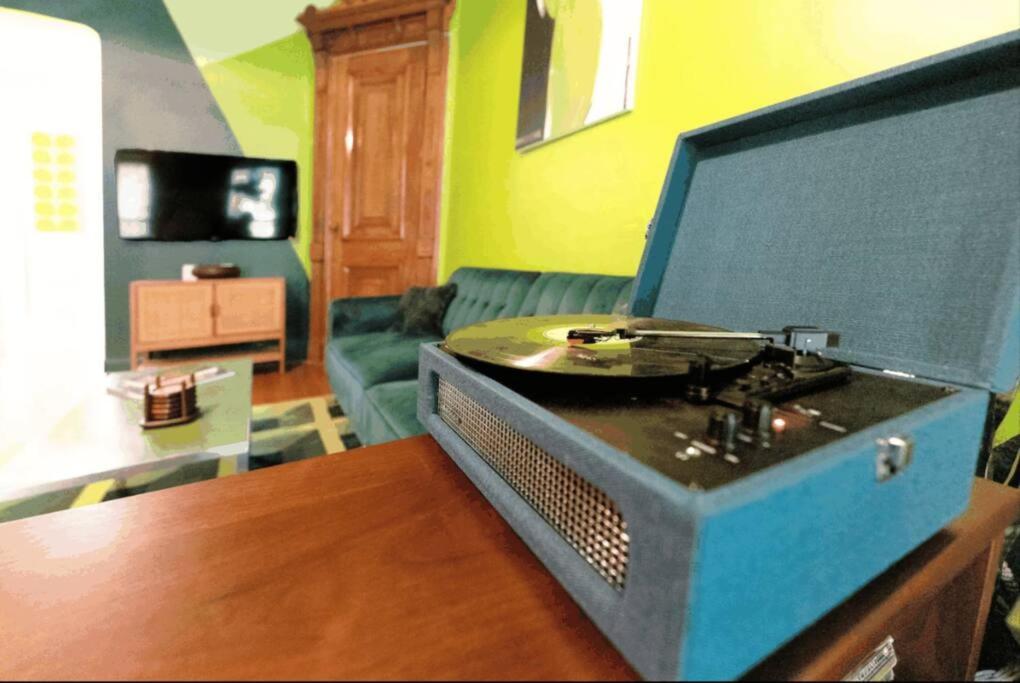 The Room: 70s Groove Themed Appartamento New York