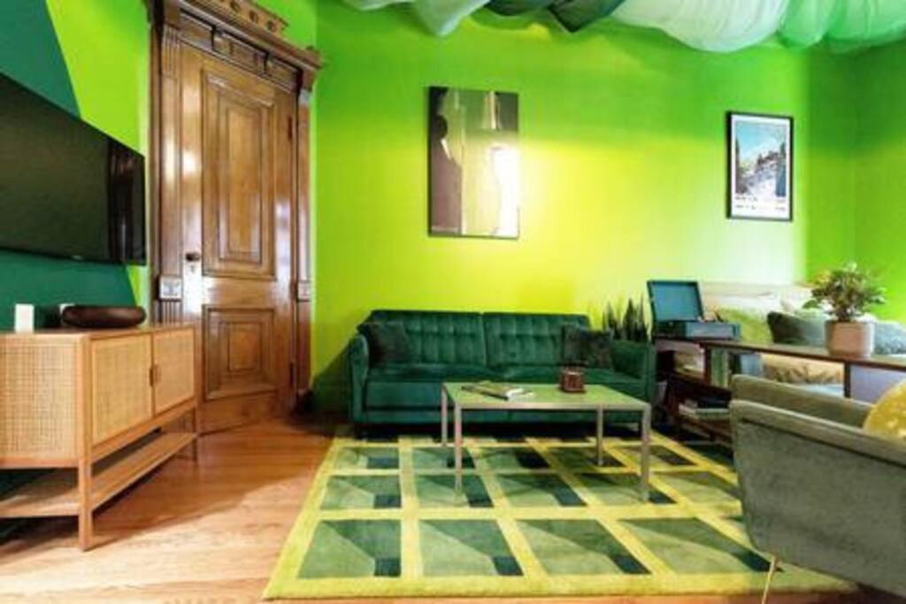 Apartment The Room: 70s Groove Themed New York City