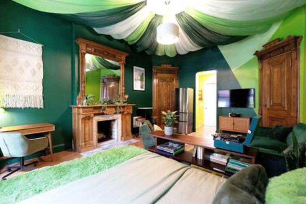 The Room: 70s Groove Themed Appartamento