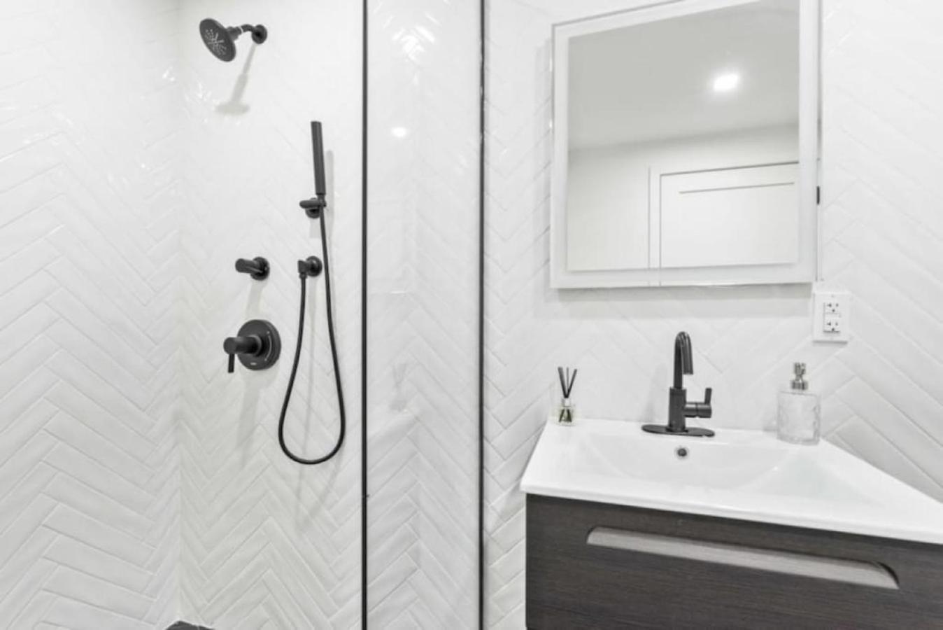 Luxe Studio With Charming Juliet Balcony Lejlighed