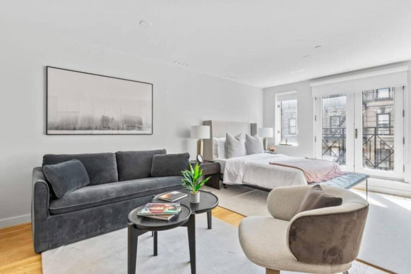 Luxe Studio With Charming Juliet Balcony Lejlighed