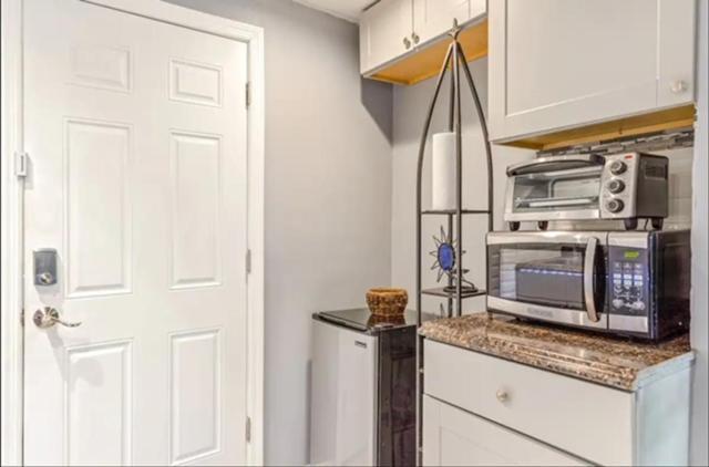 Brooklyn Spacious Space With Private Entrance, Bathroom, & Backyard - Full-kitchen Appartement