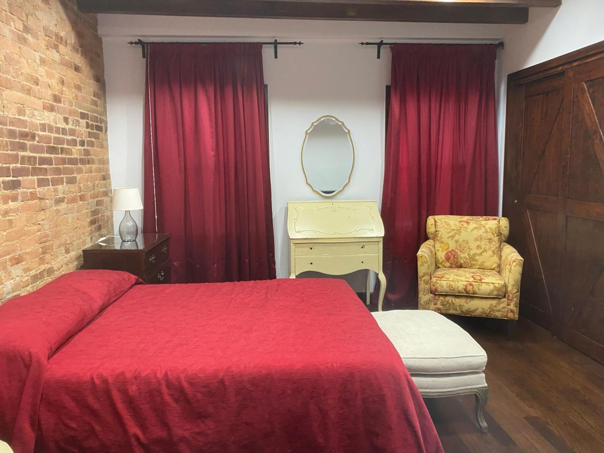 Cozy Bedroom With Bath And Separate Entrance *